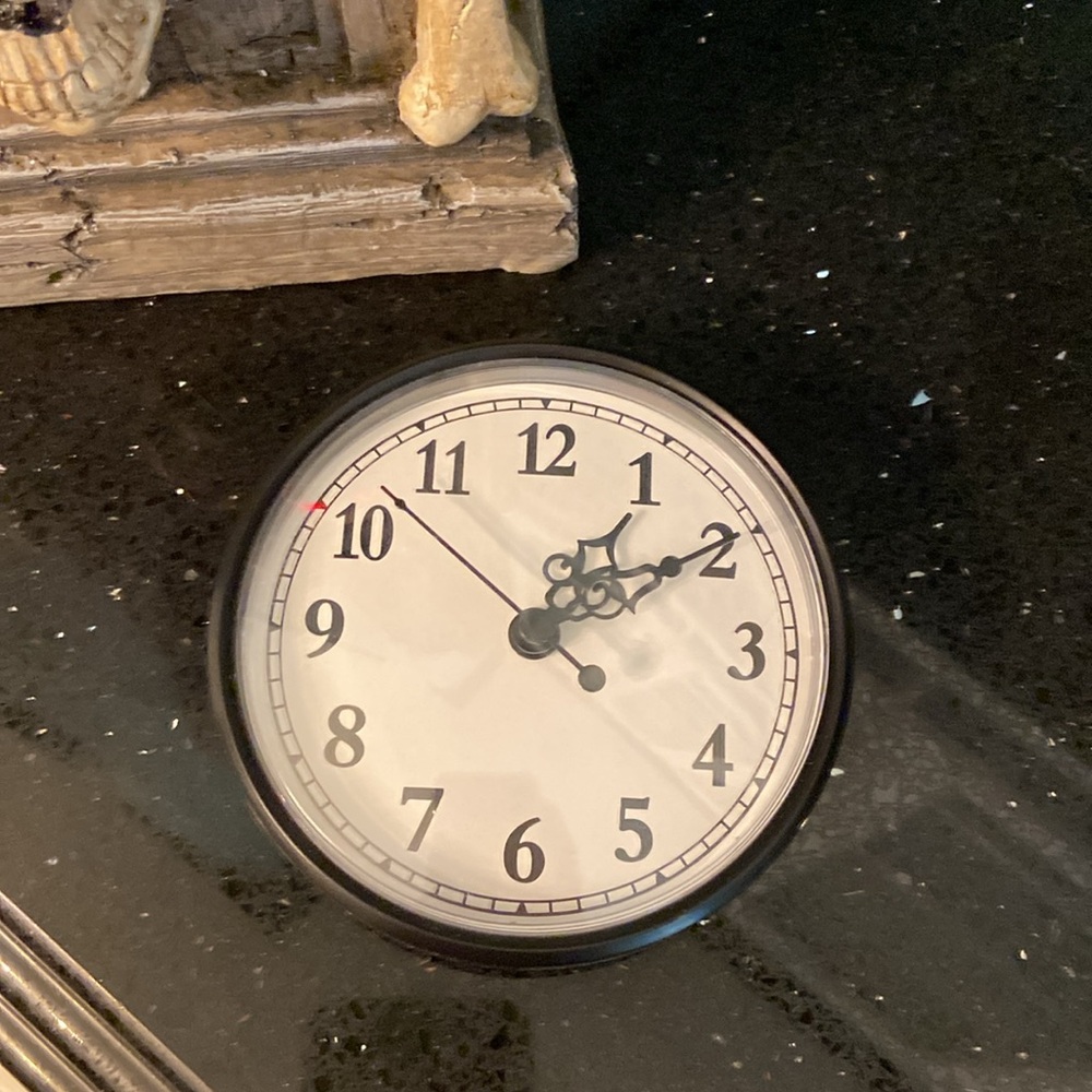 26” Grandin Road Skeleton Skulls Tabletop Grandfather Lit Clock Spooky Halloween - Picture 7 of 17